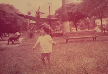 Cláudia Visoni na primeira infância, aprendendo a andar na Praça 14 Bis, localizada no tradicional bairro do Bixiga, em São Paulo.